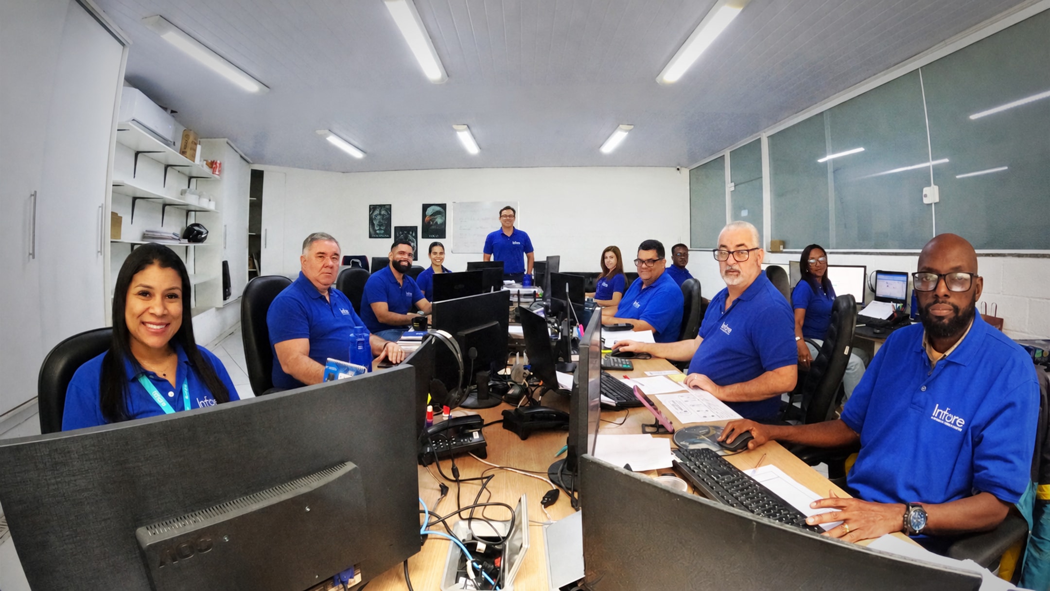 Setor de vendas da Infore em atendimento
